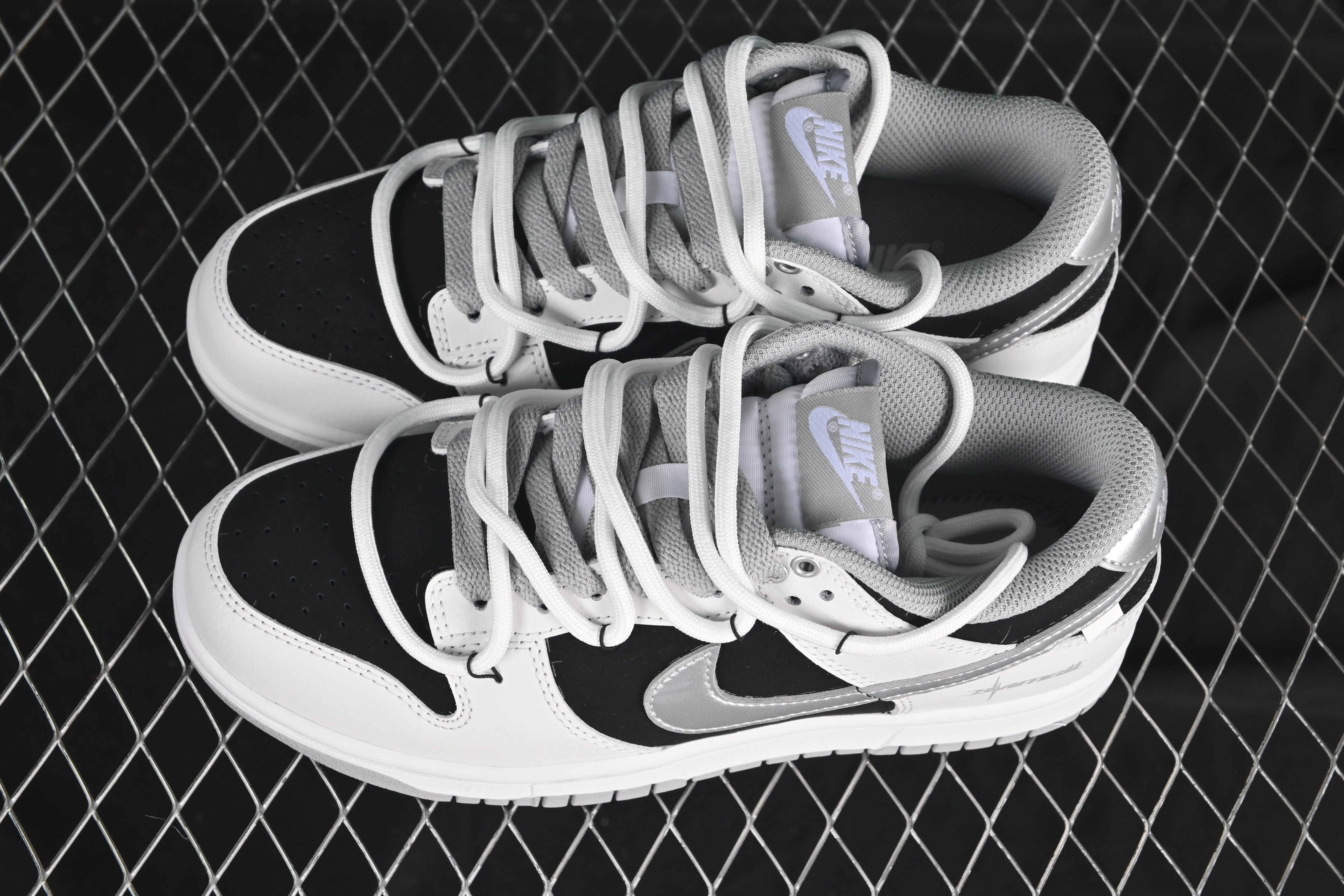 All categories Nk SB Dunk Series Nk SB Dunk Low High-end customized low-top sneakers Nike SB Dunk Low "Just Do it" Strap black and silver Anniversary high-end customized low-top casual sneakers WS0414-025